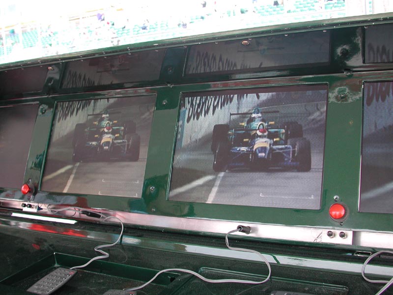 Race action on Eddie Irvine's screens in pits.jpg 81.0K